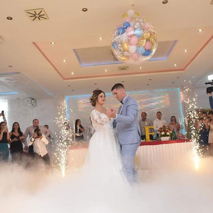 Dim mašina za prvi ples